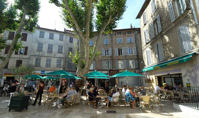 Place de Brignoles sous les platanes